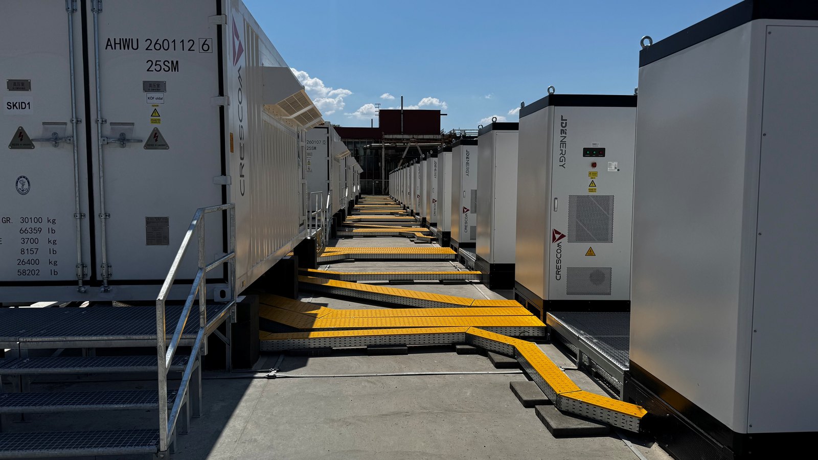 A tiszaújvárosi energiatároló konténersora és a JD Energy inverterek az MVM Tisza Erőmű telephelyén