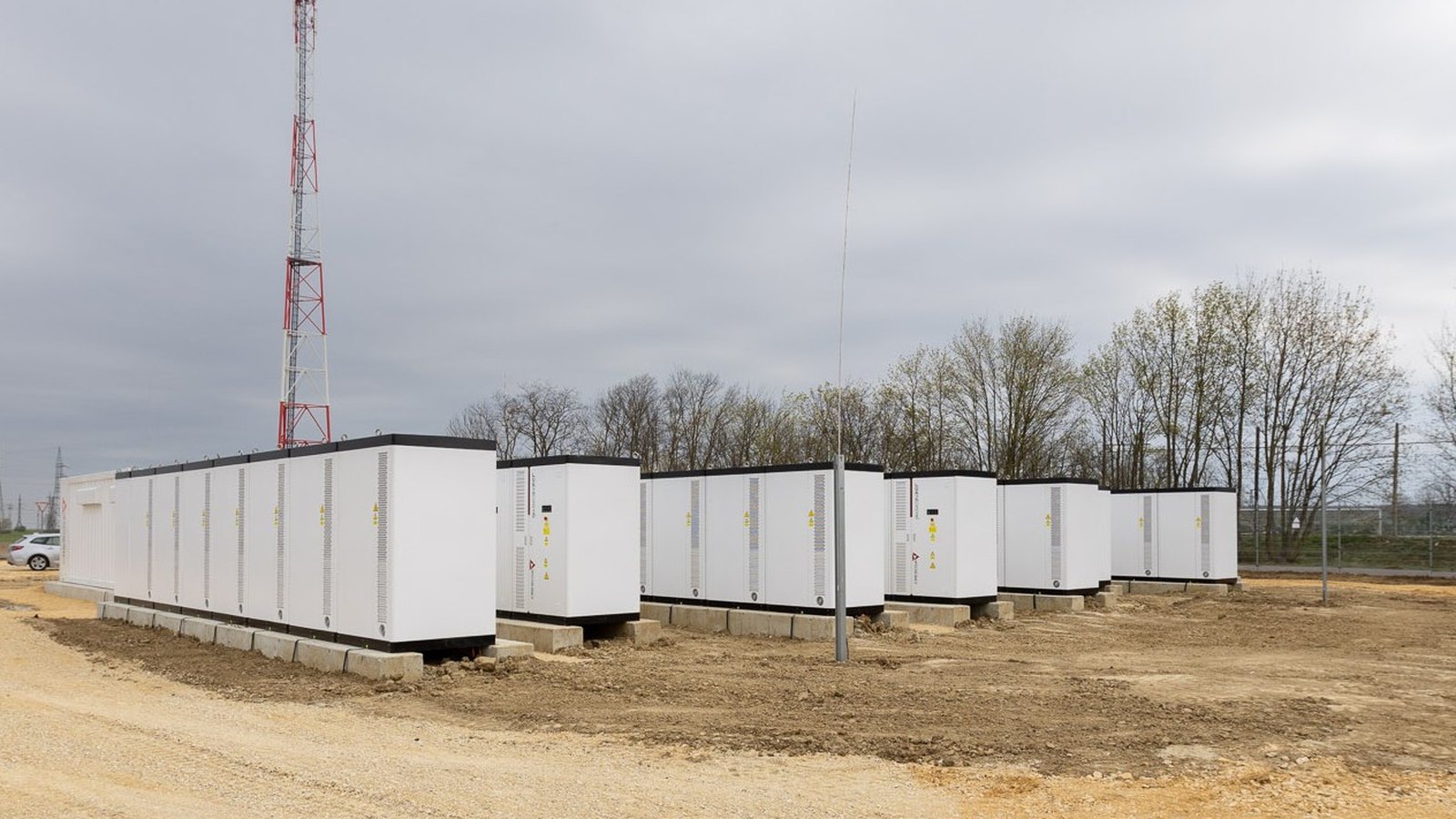 Az MVM Zöld Generáció sopronkövesdi energiatárolója: JD Energy eBlock-418A egységek sora a szélerőmű-park mellett
